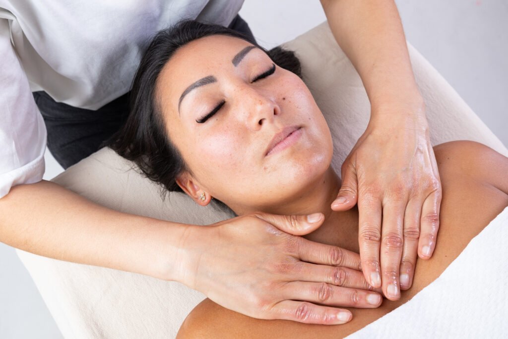 Début d'un massage Kobido Femme en train de recevoir un massage kobido